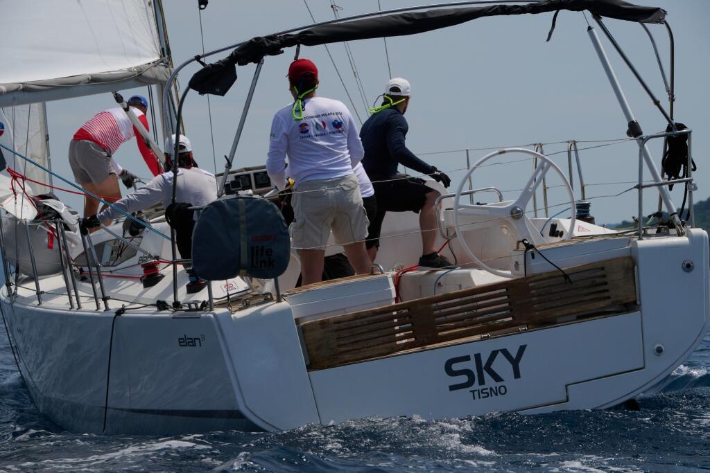 Sailing yacht 