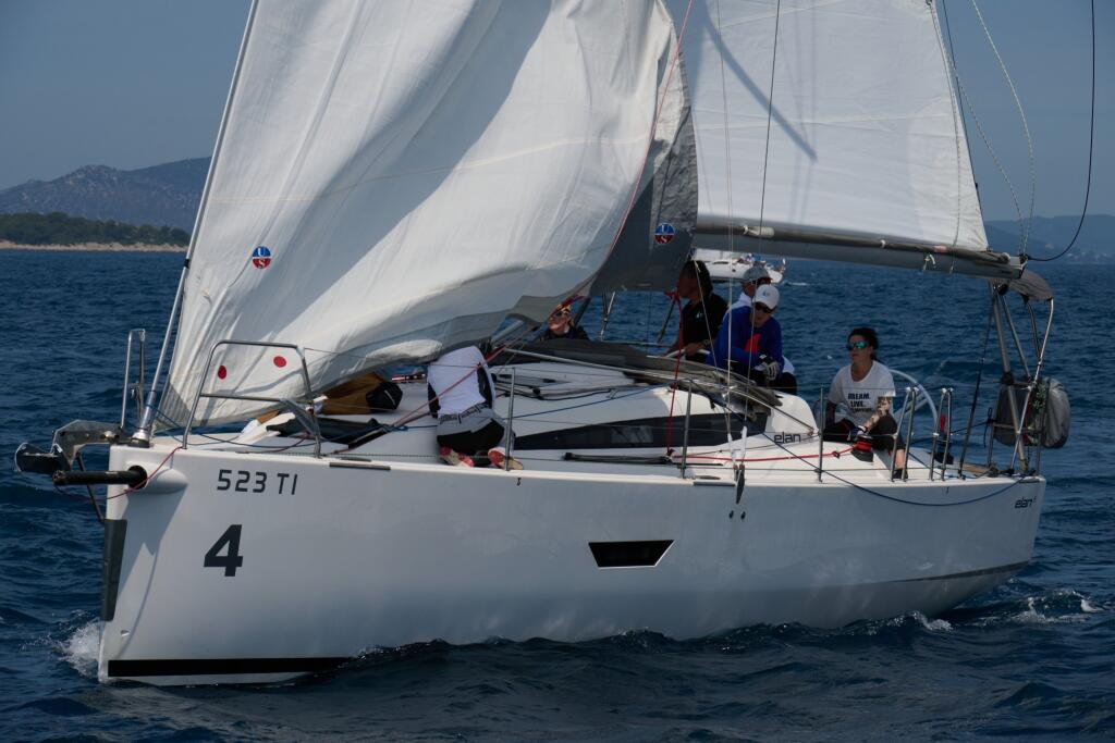 Sailing yacht 