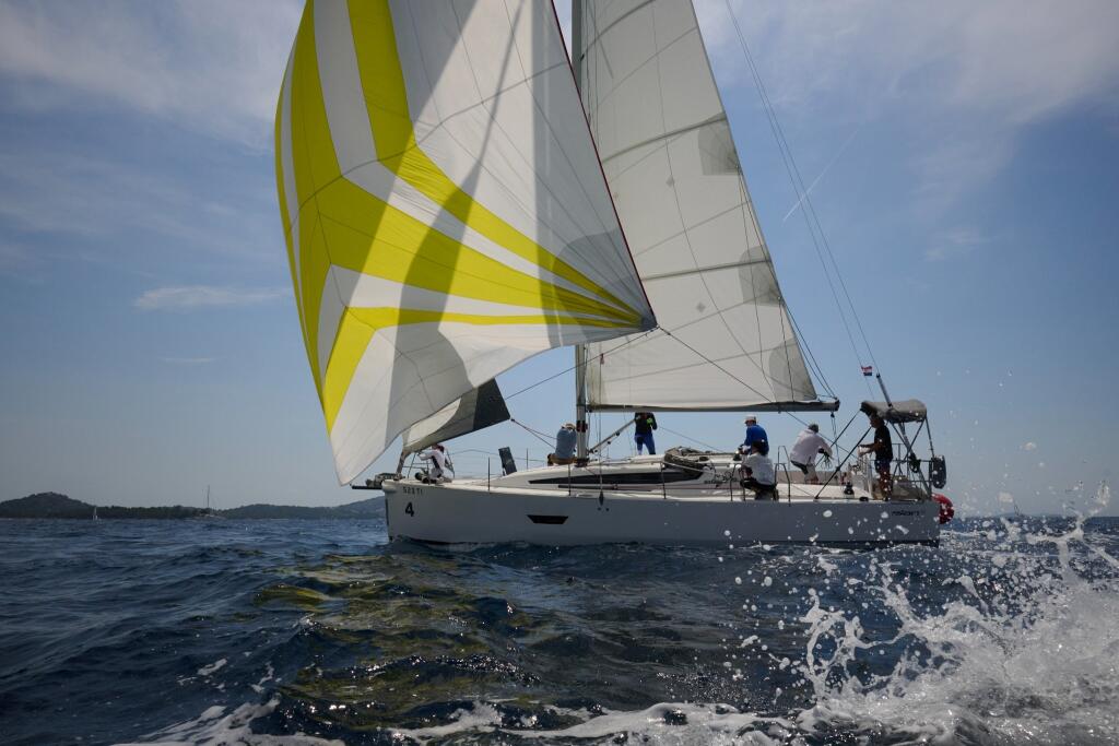 Sailing yacht 