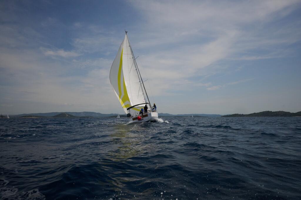 Sailing yacht 