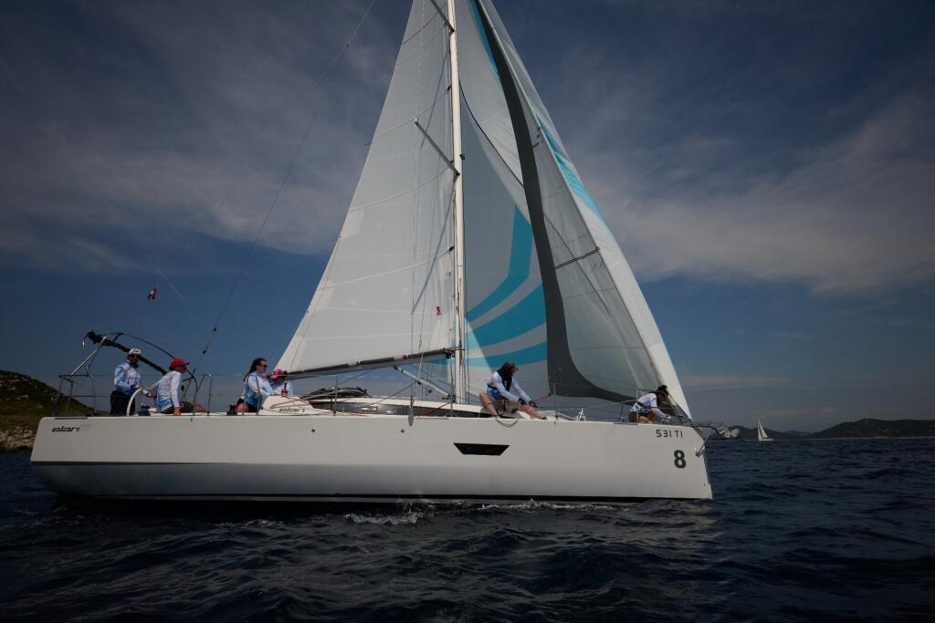 Sailing yacht 
