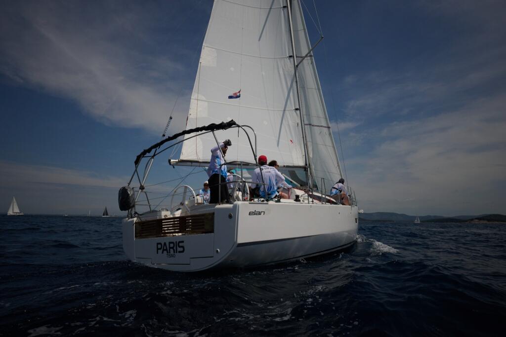 Sailing yacht 