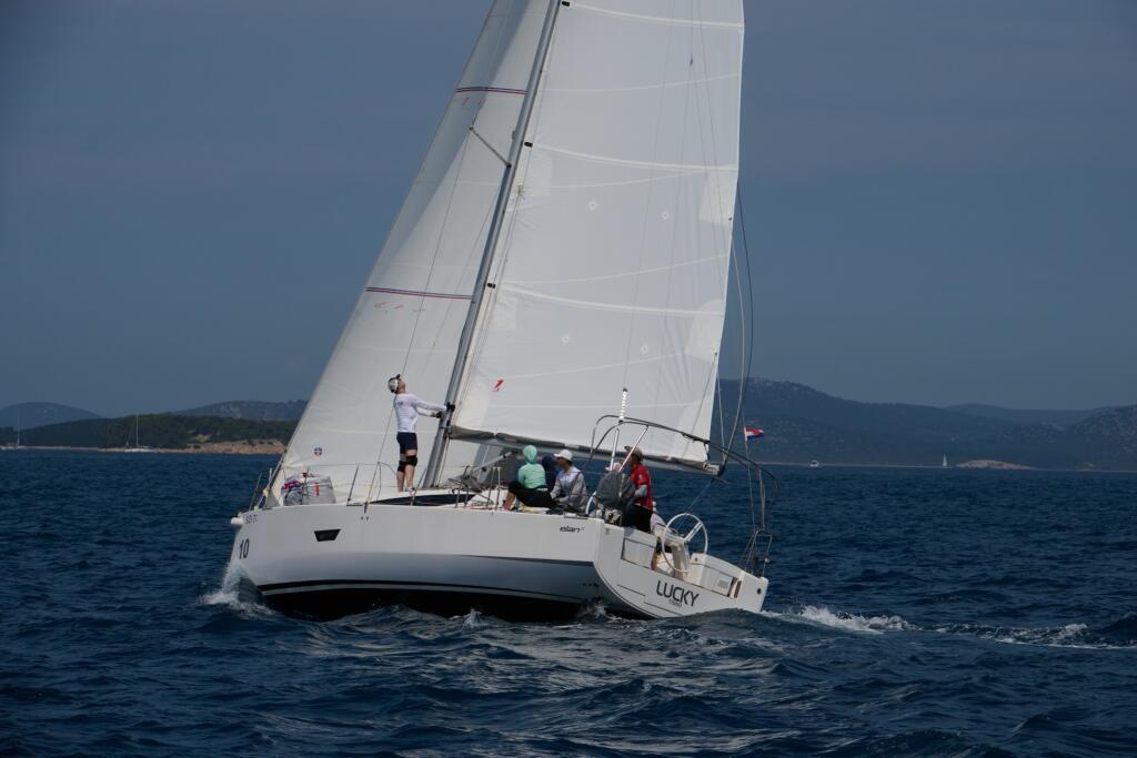 Sailing yacht 