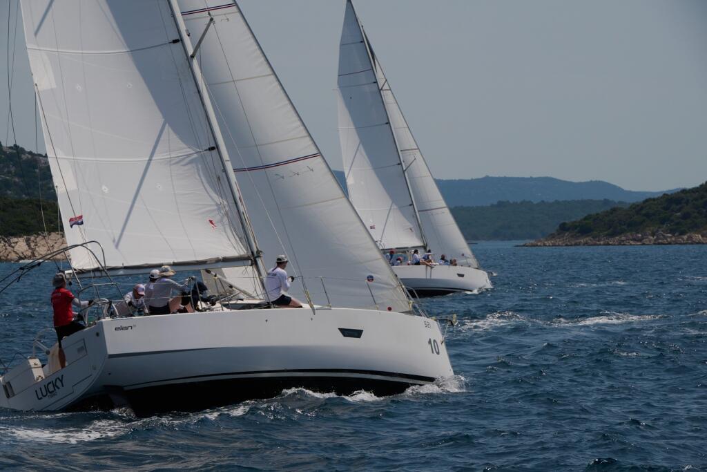 Sailing yacht 