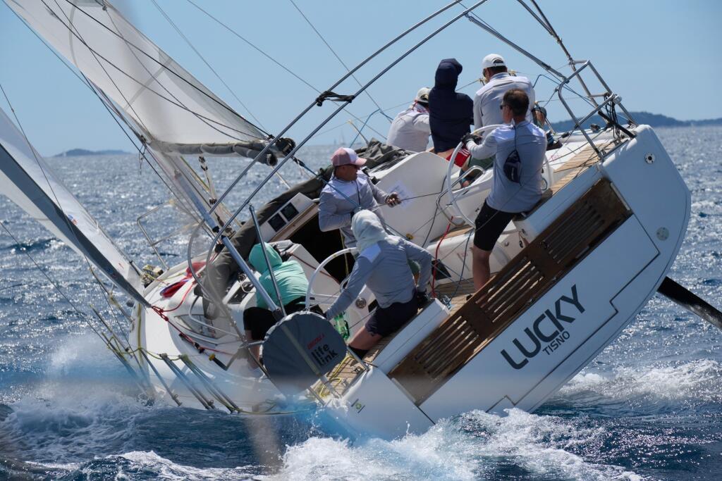 Sailing yacht 