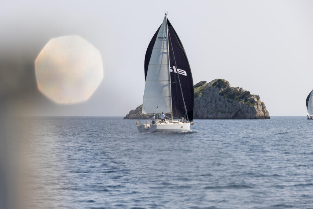 Sailing yacht 