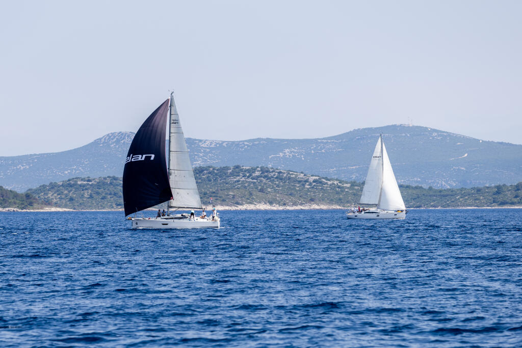 Sailing yacht 
