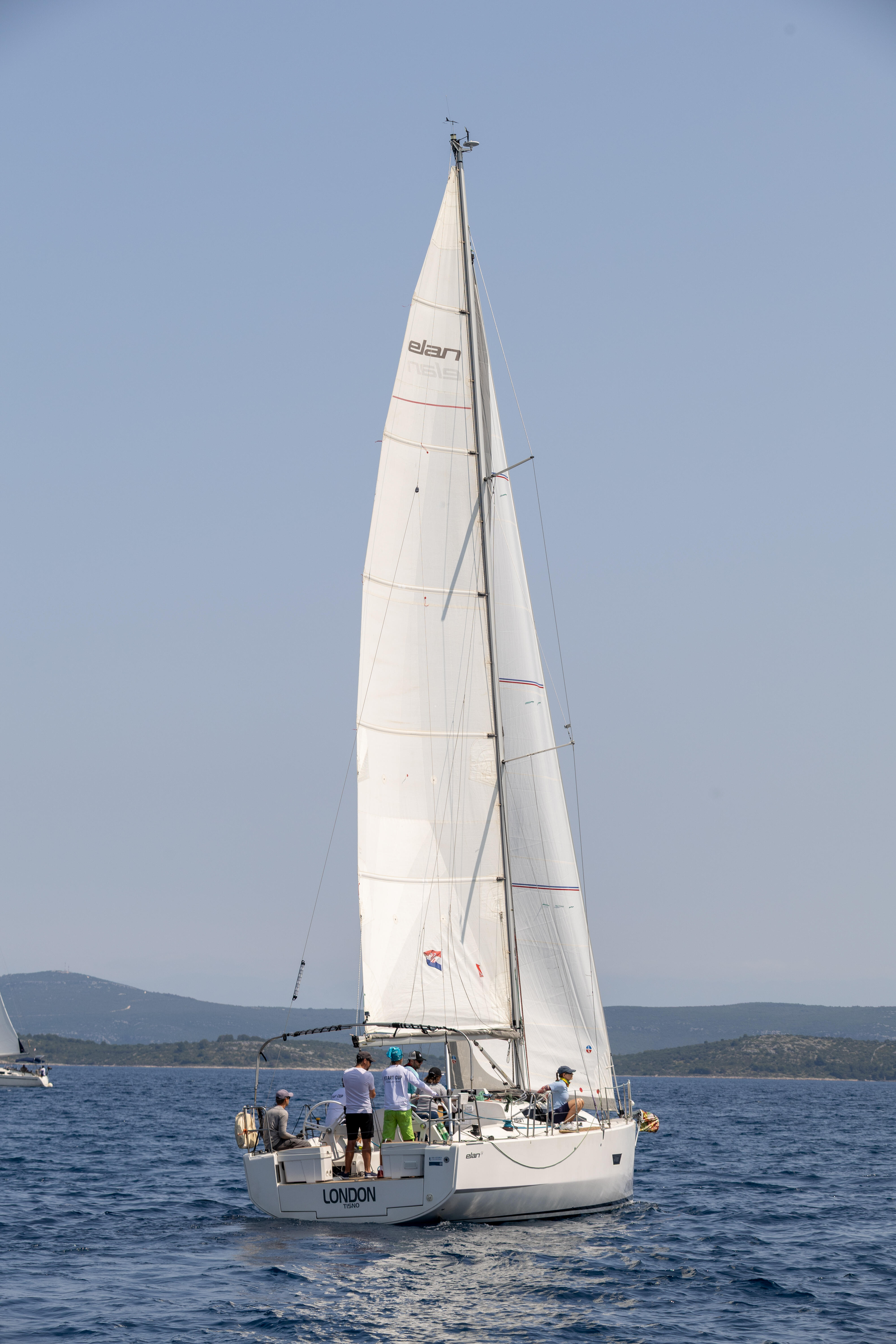 Sailing yacht 