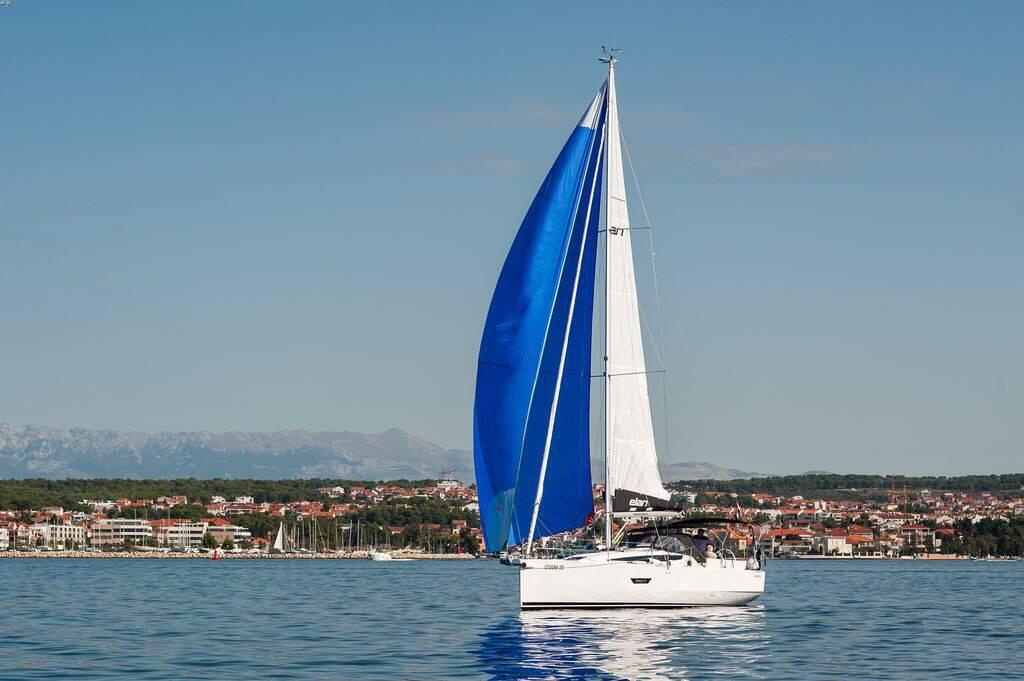 Sailing yacht 