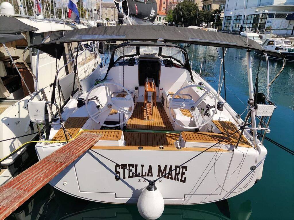 Sailing yacht 