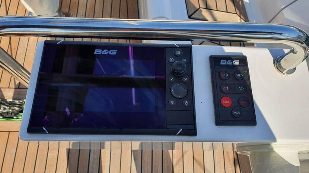 Sailing yacht 
