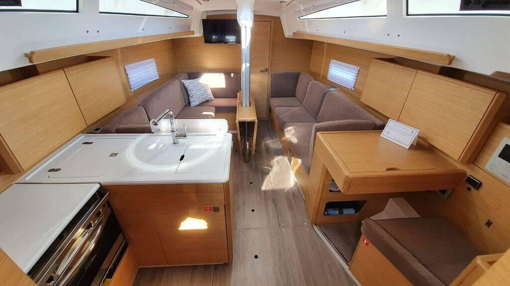 Sailing yacht 
