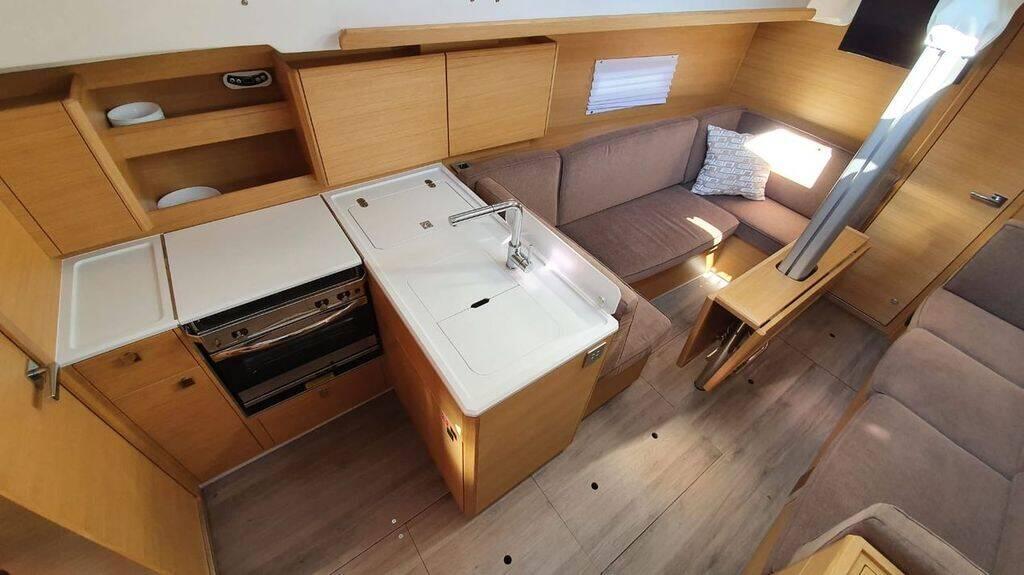 Sailing yacht 