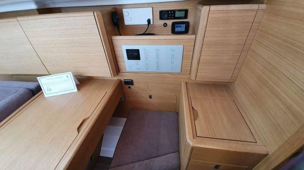 Sailing yacht 