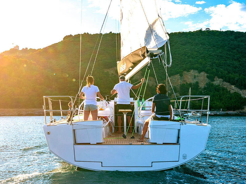Sailing yacht 
