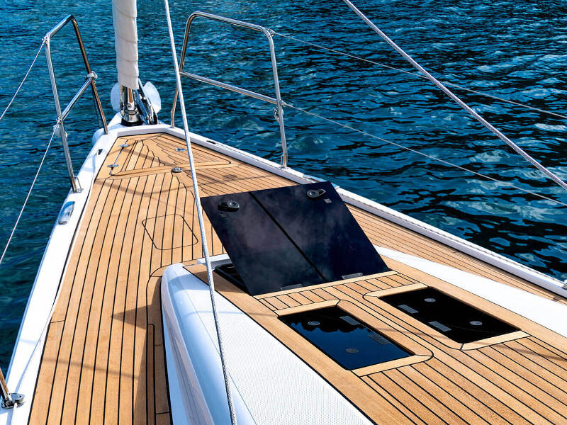 Sailing yacht 