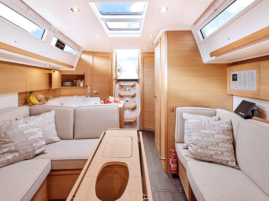 Sailing yacht 