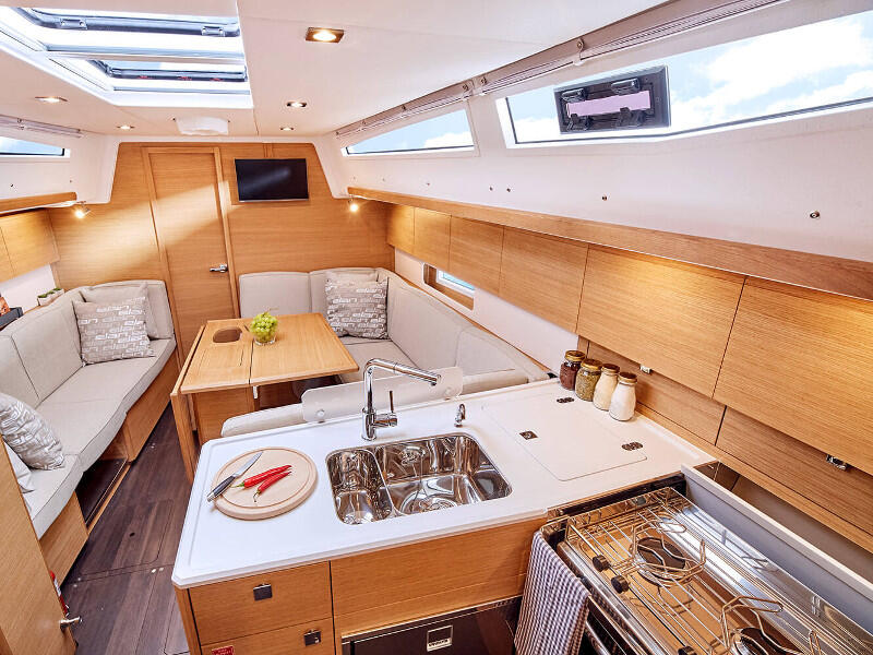 Sailing yacht 