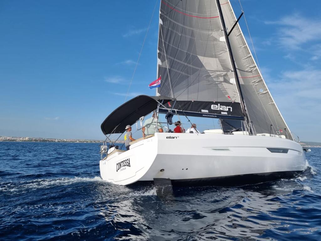 Sailing yacht 