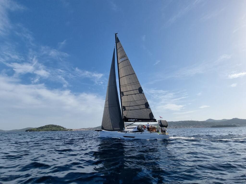 Sailing yacht 