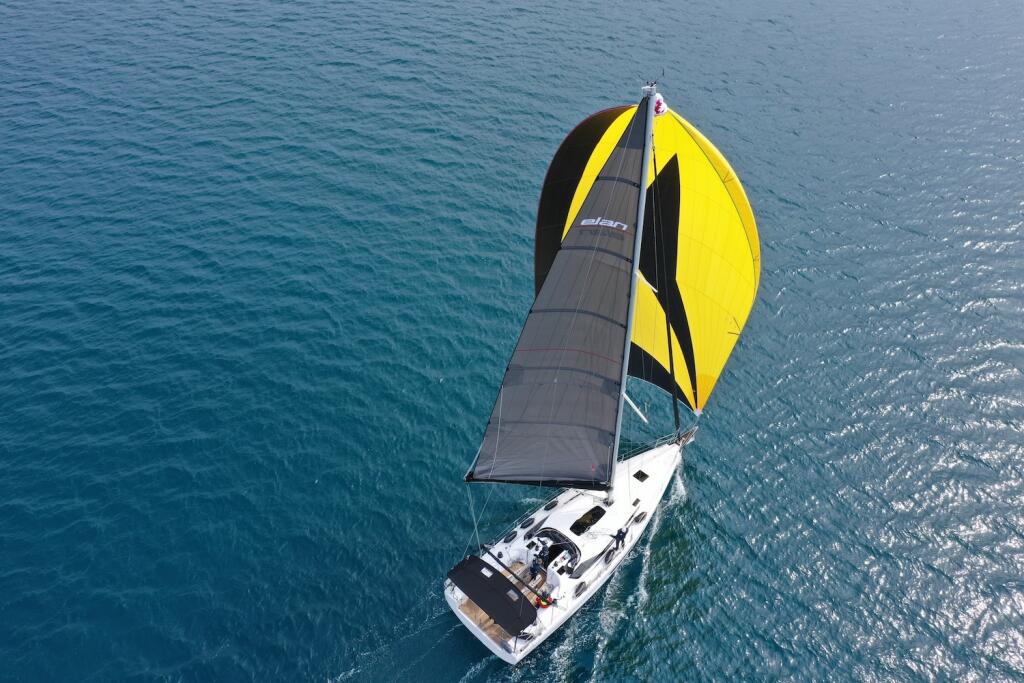 Sailing yacht 