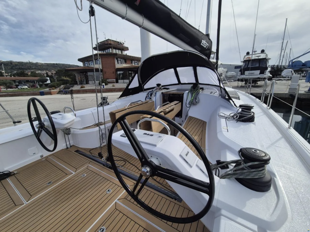 Sailing yacht 