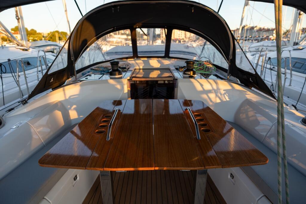 Sailing yacht 