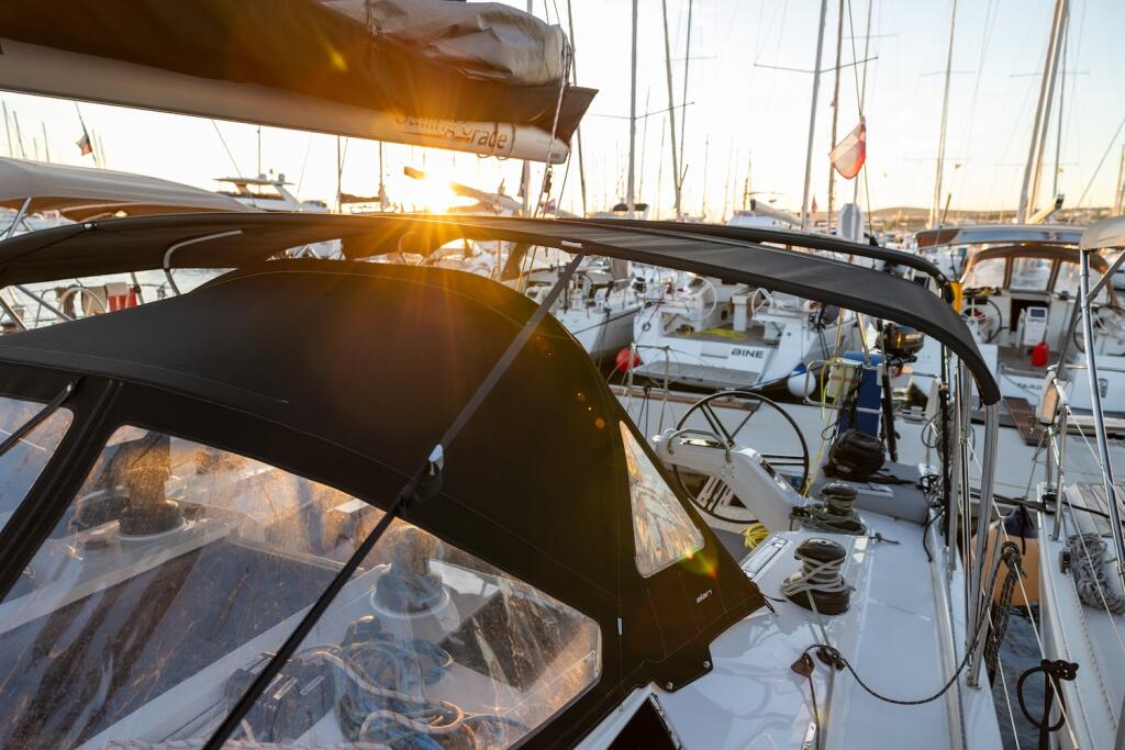 Sailing yacht 