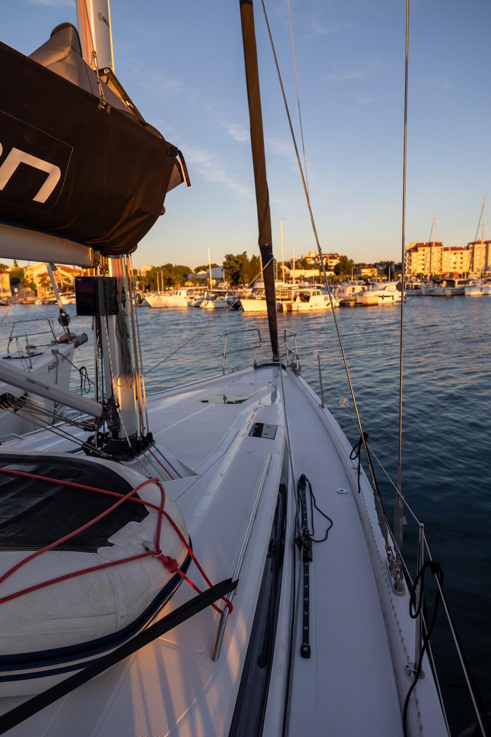 Sailing yacht 
