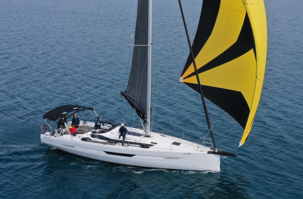 Sailing yacht 