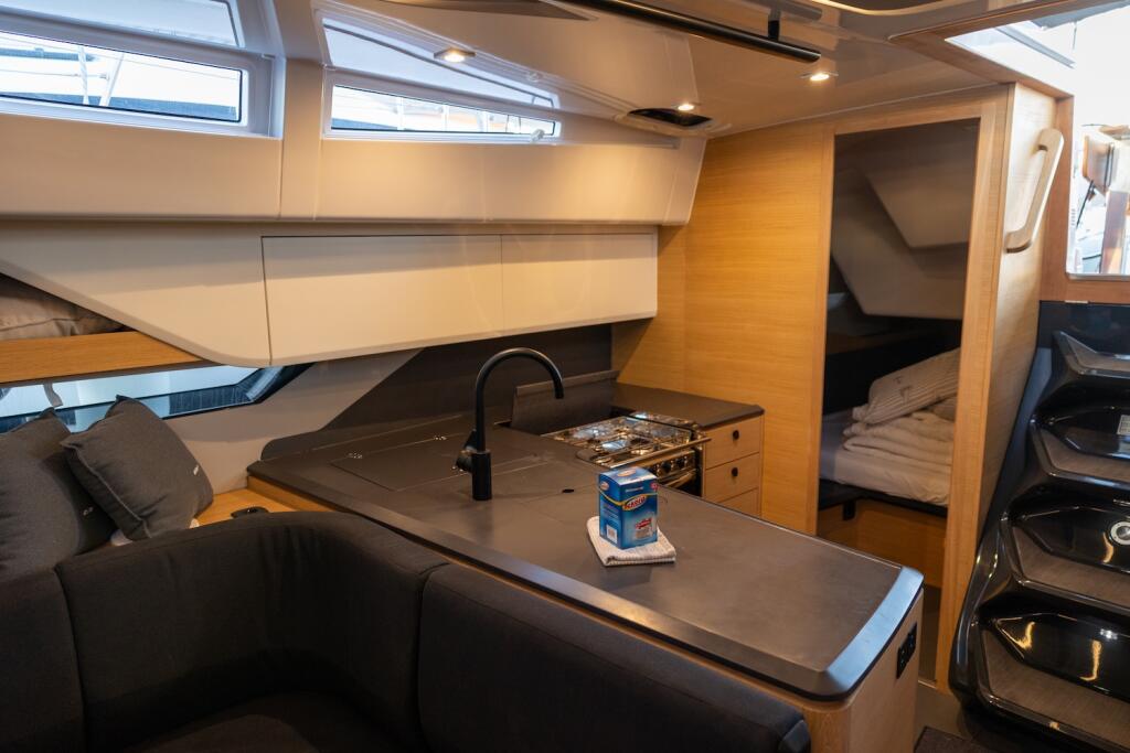 Sailing yacht 