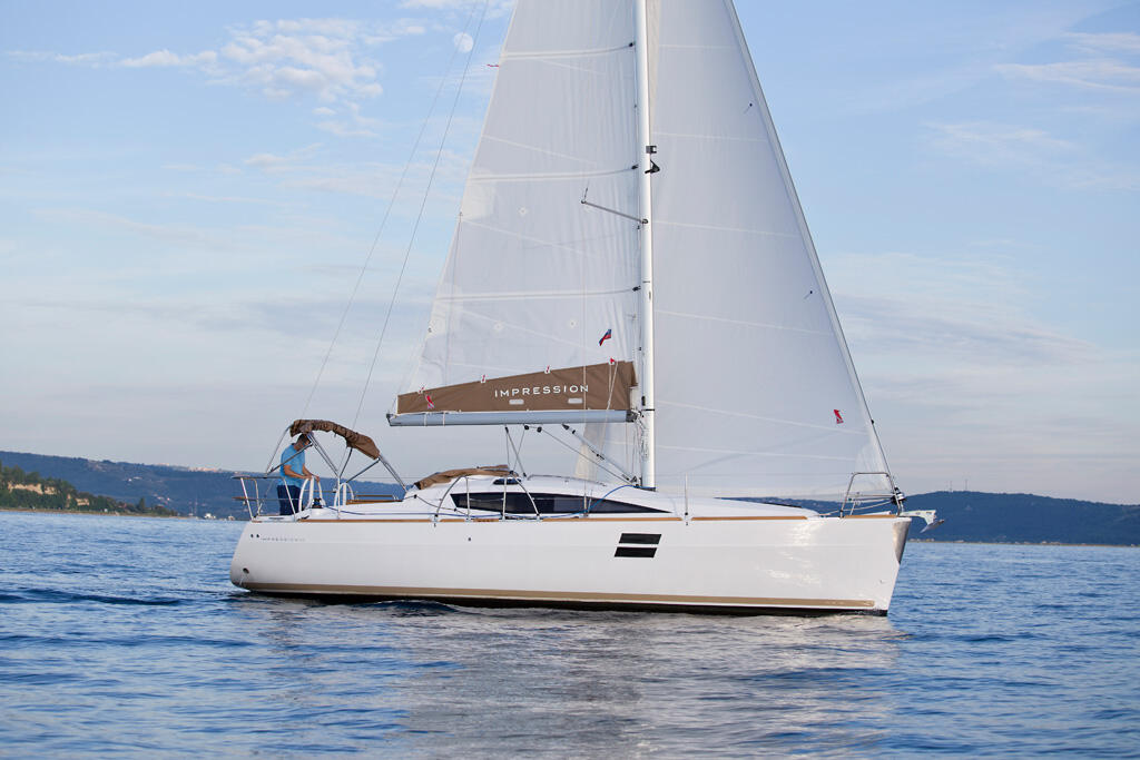 Sailing yacht 
