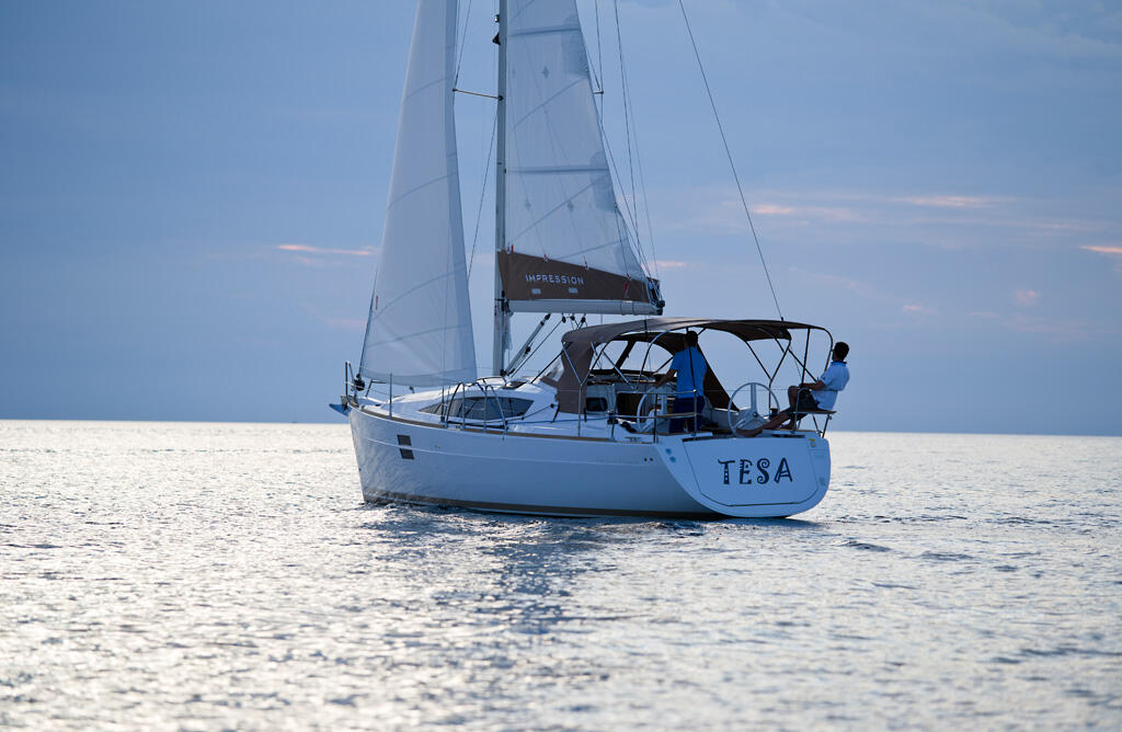 Sailing yacht 