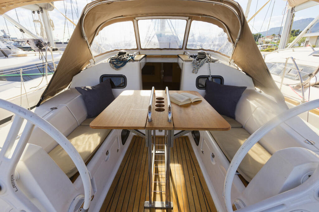 Sailing yacht 