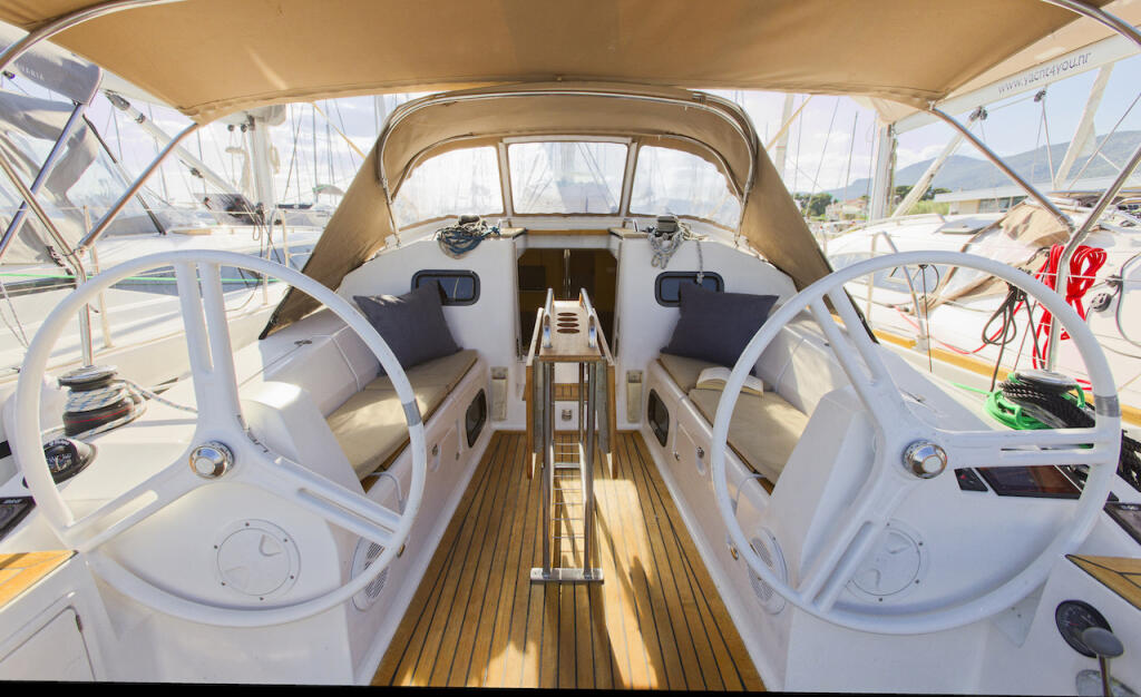 Sailing yacht 