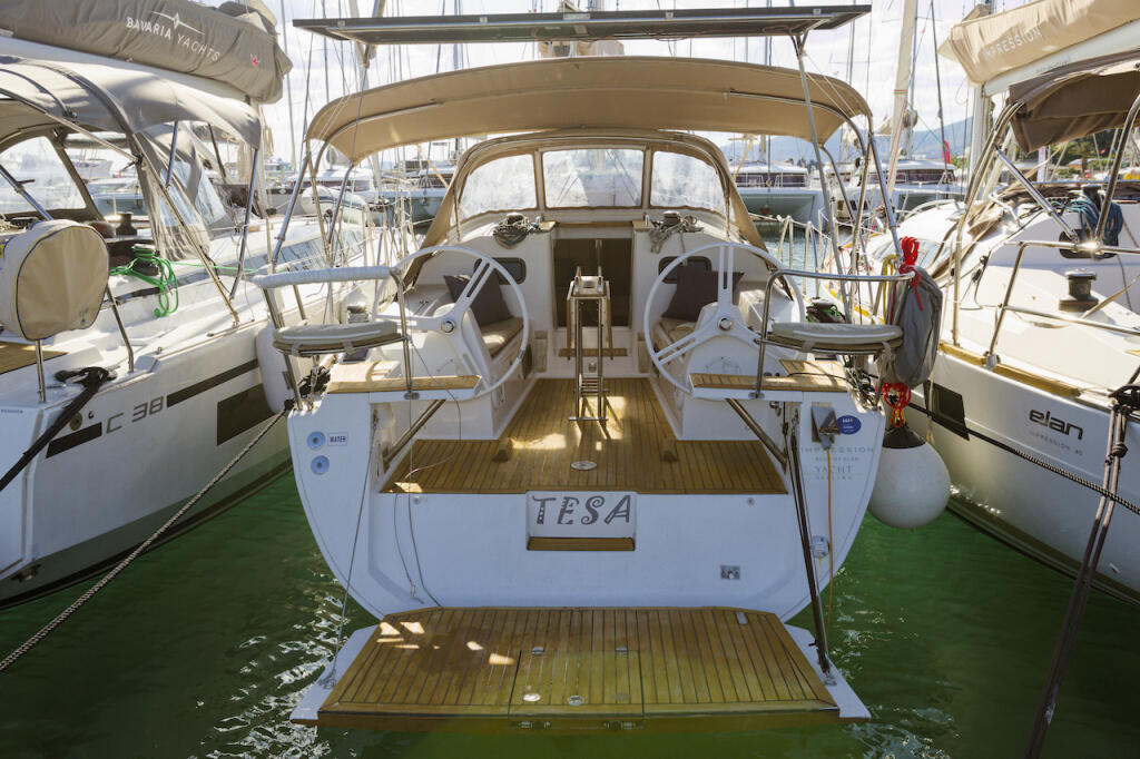 Sailing yacht 