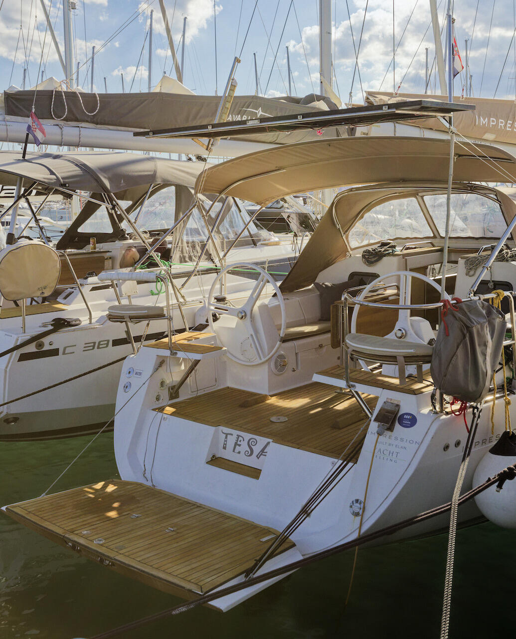 Sailing yacht 