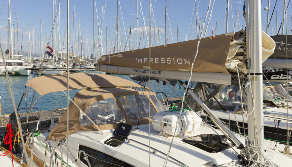 Sailing yacht 