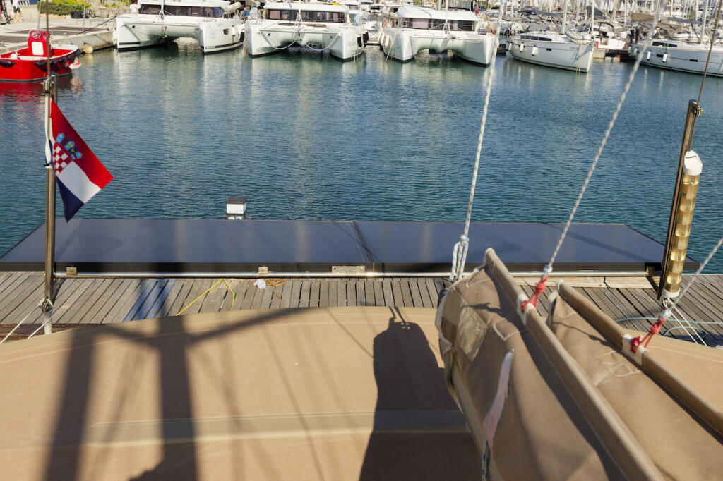 Sailing yacht 