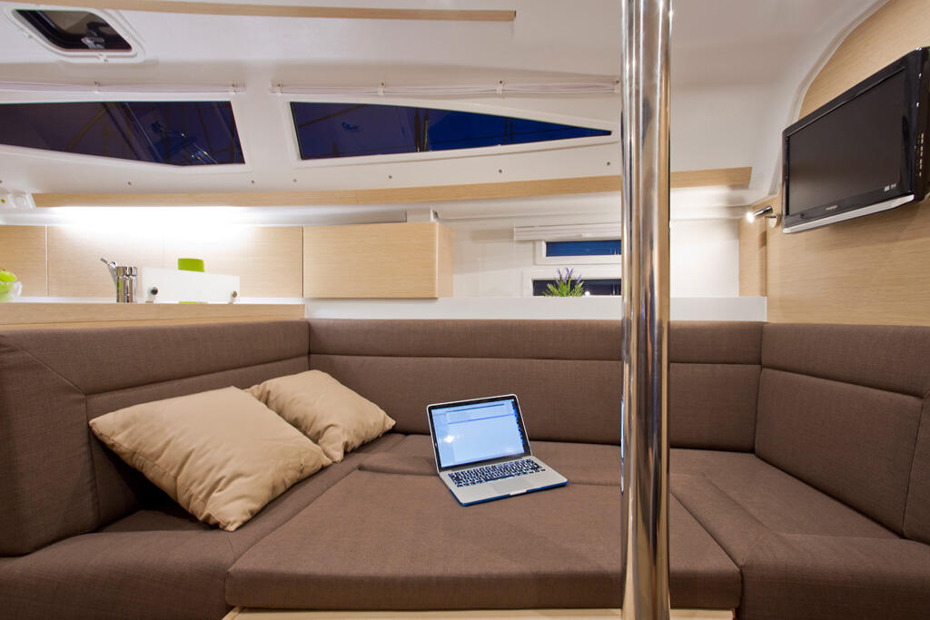Sailing yacht 