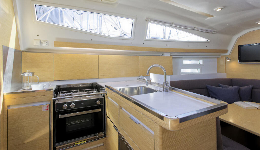 Sailing yacht 