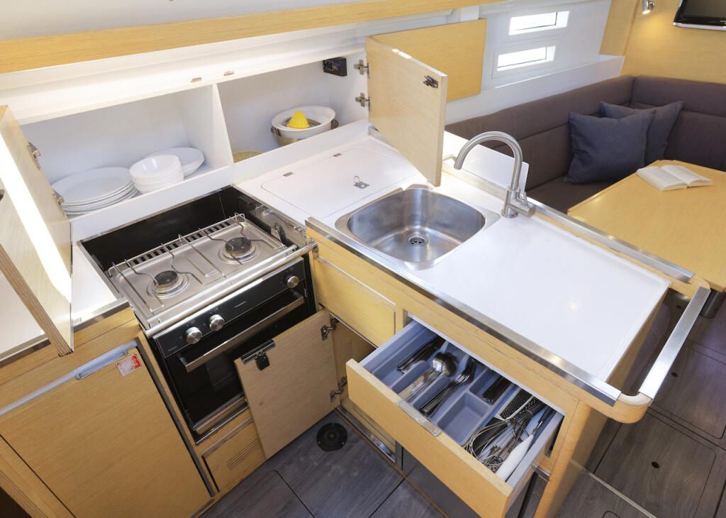 Sailing yacht 
