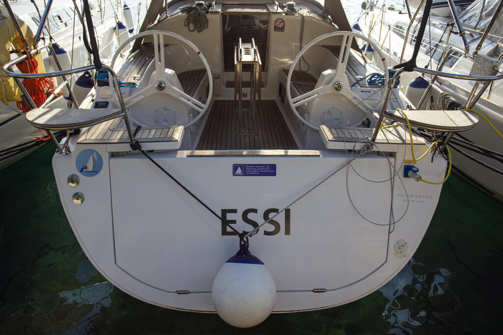 Sailing yacht 