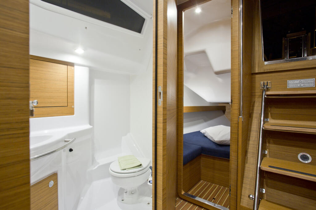 Sailing yacht 