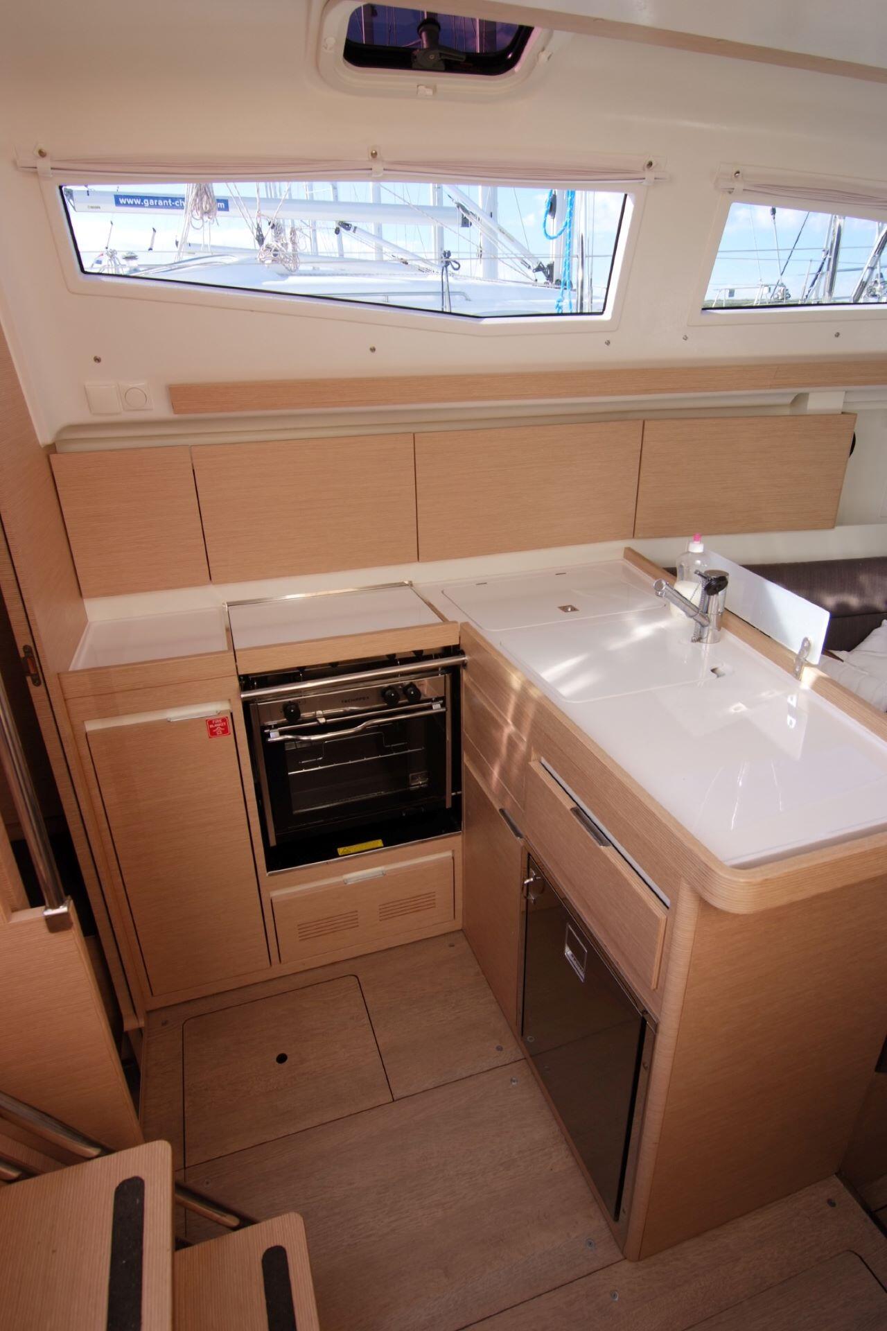 Sailing yacht 