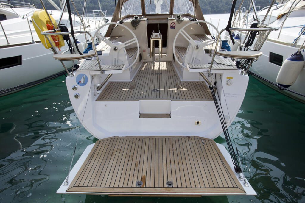 Sailing yacht 