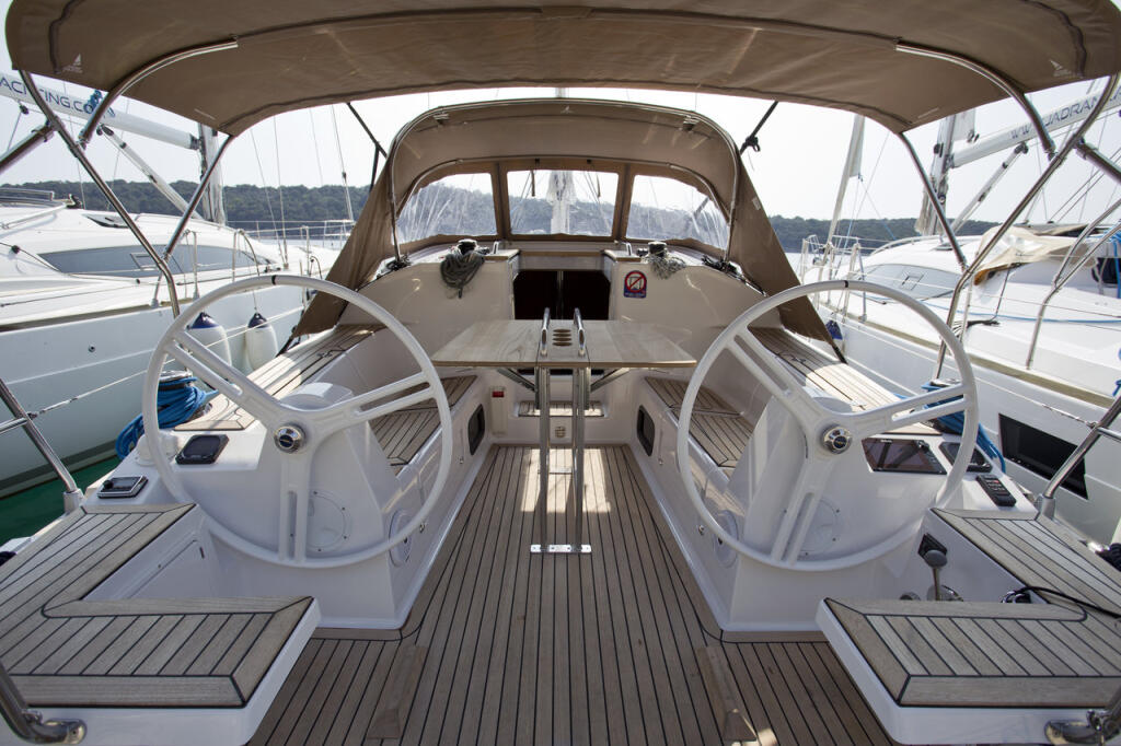 Sailing yacht 