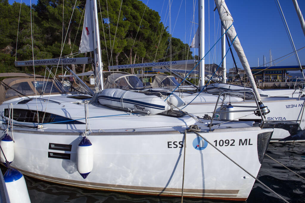 Sailing yacht 