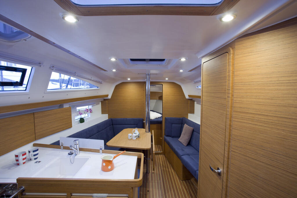 Sailing yacht 