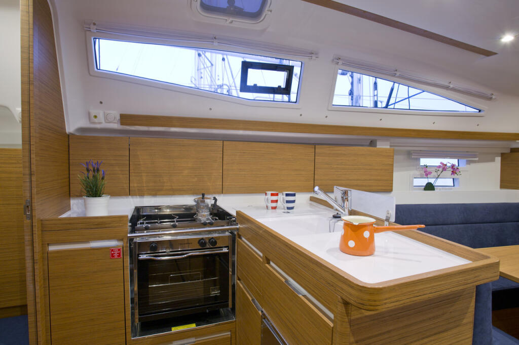 Sailing yacht 